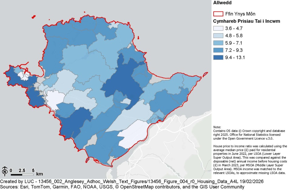 Map sy’n dangos cymhareb prisiau tai i incwm ar draws Ynys Môn